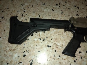 Adaptation d'une crosse MAGPUL UBR pour GBB-R sur une PTW M4, intégration de la batterie dans la crosse