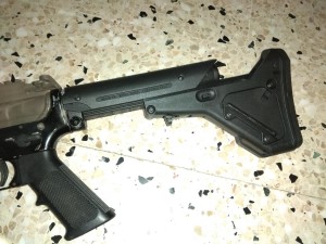 Adaptation d'une crosse MAGPUL UBR pour GBB-R sur une PTW M4, intégration de la batterie dans la crosse